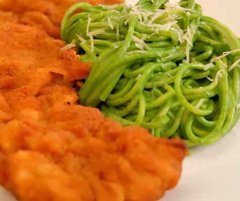 Tallarines verdes con bistec de Nelly Rossinelli. Tallarines verdes con bistec de Nelly Rossinelli.