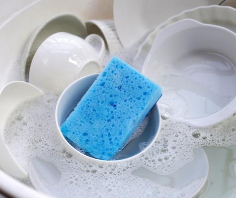 Lavar los trastes con detergente afecta su durabilidad. Lavar los trastes con detergente afecta su durabilidad.