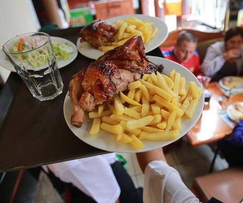 Evita la versión con grasas saturadas del pollo a la brasa y consúmelo más saludable.    Evita la versión con grasas saturadas del pollo a la brasa y consúmelo más saludable.