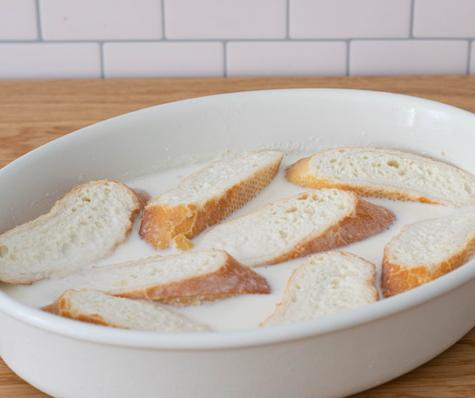 El primer paso es remojar el pan en la leche.    El primer paso es remojar el pan en la leche.