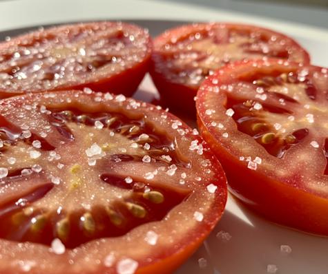 Usa la sal en el tomate para realzar su sabor.   