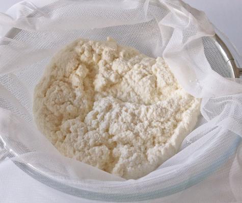 Usa un colador para escurrir el queso. Usa un colador para escurrir el queso.