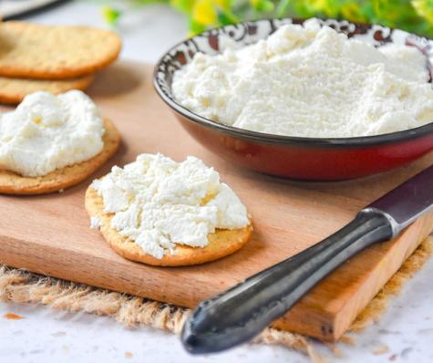 El queso contribuye a la salud de los huesos y los ojos. El queso contribuye a la salud de los huesos y los ojos.