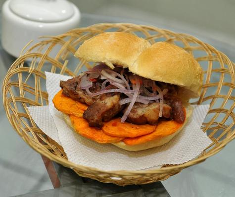 Pan con chicharrón.   