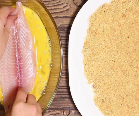 Empaniza con galletas y huevo.   