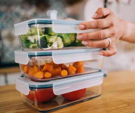 Opta por tuppers de vidrio.   