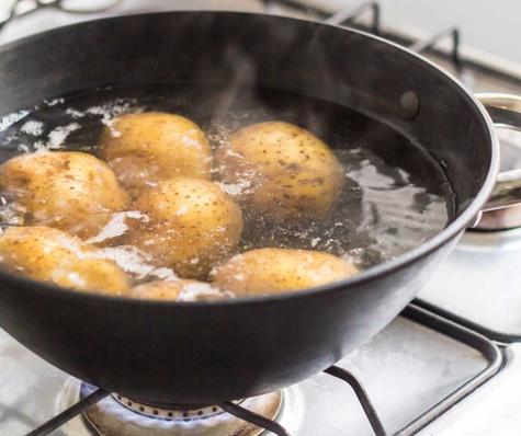 El truco es hervir las papas con cáscara. El truco es hervir las papas con cáscara.