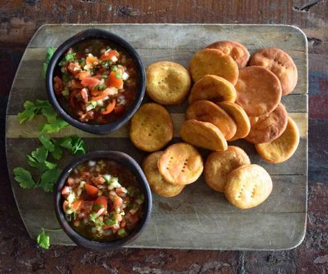 Sopaipillas con pebre. Sopaipillas con pebre.