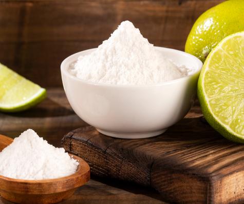 Mezcla sal, limón, agua y bicarbonato. Mezcla sal, limón, agua y bicarbonato.