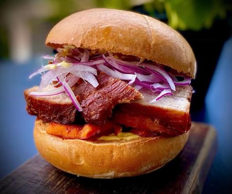  Pan con chicharrón.   