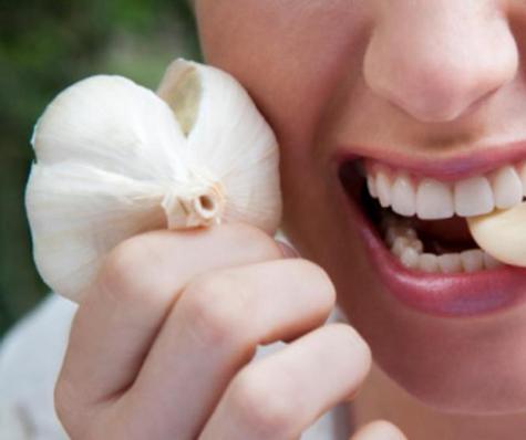 Puedes consumir el ajo crudo o en cápsulas.    Puedes consumir el ajo crudo o en cápsulas.