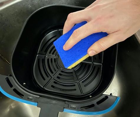 Lava la freidora de aire con una esponja suave.    Lava la freidora de aire con una esponja suave.