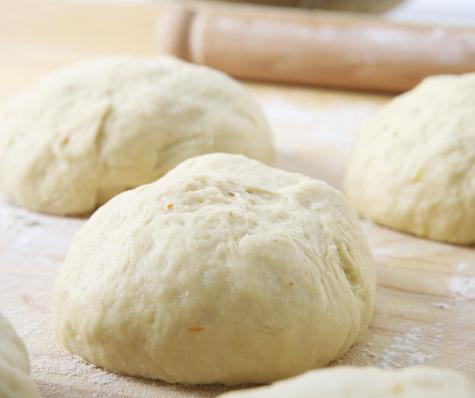 Mezcla muy bien los ingredientes del pan.    Mezcla muy bien los ingredientes del pan.