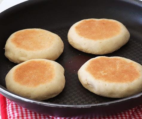 Pan casero en sartén.    Pan casero en sartén.