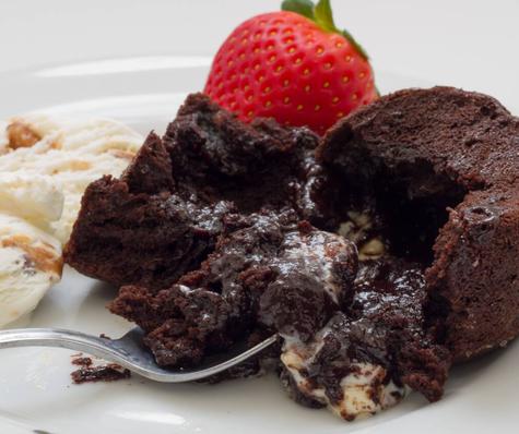 Disfruta de un postre cremoso.   