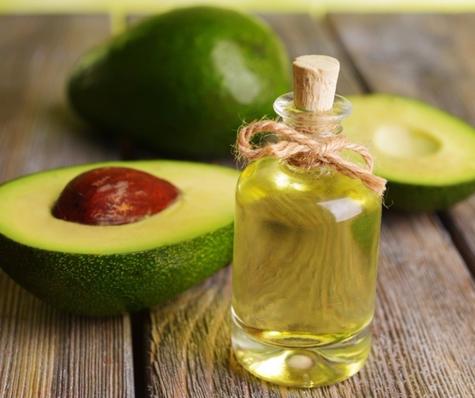 Vierte aceite de oliva en la pulpa de la palta. Vierte aceite de oliva en la pulpa de la palta.