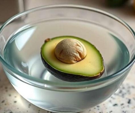 Sumerge la palta en agua. Sumerge la palta en agua.