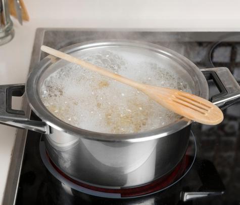 Coloca una cuchara de madera sobre la olla hirviendo. Coloca una cuchara de madera sobre la olla hirviendo.