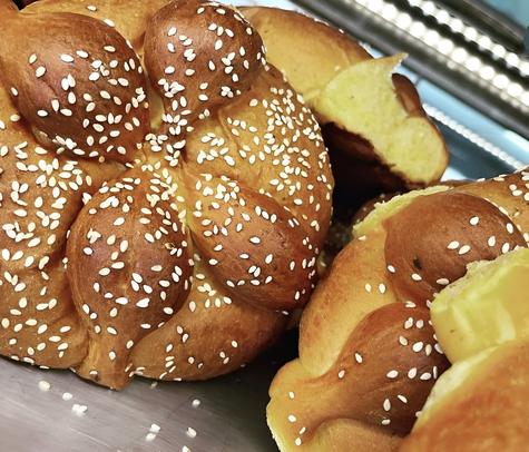 La Chapala tiene dos presentaciones: pan dulce tradicional y pan dulce de ajonjolí.    La Chapala tiene dos presentaciones: pan dulce tradicional y pan dulce de ajonjolí.