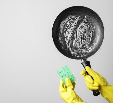 Utiliza agua tibia, lavavajillas y una esponja suave para lavar la sartén. Utiliza agua tibia, lavavajillas y una esponja suave para lavar la sartén.