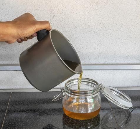 Recuerda guardar el aceite en un recipiente hermético y almacenarlo en un lugar oscuro. Recuerda guardar el aceite en un recipiente hermético y almacenarlo en un lugar oscuro.