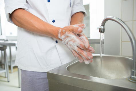 El lavado de manos con agua y jabón, de forma reinterada a lo largo del día, es una rutina que debemos interiorizar.    