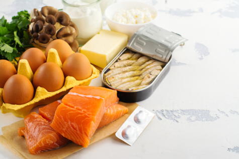 El salmón, las yemas de huevos y los quesos son fuente de vitamina D, aunque los médicos también recomiendan un suplemento vitamínico.   