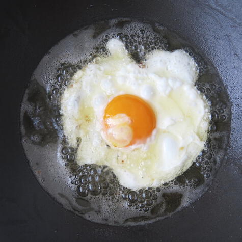 Freir en abundante aceite y con fuego, para que el huevo no se pegue.   