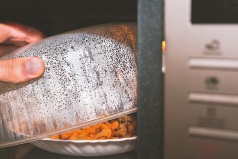 La tapa para microondas evita que la humedad se pierda y los alimentos se resequen.    