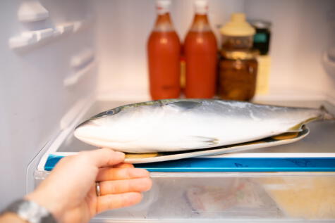 El descongelamiento en el refrigerador es el más seguro, ya que es un proceso lento a temperatura controlada.    