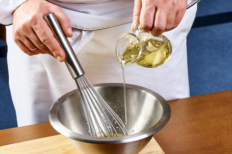El aceite debe agregarse en forma de hilo para que se vaya emulsionando con el limón.   