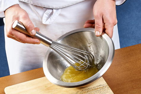 Para emulsionar es necasaria la presencia de huevo, que permitirá que se aglutinen el aceite y el jugo de limón.   