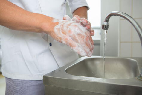 La limpieza de manos previene no solo la infección por salmonella, también el cólera y el la Covid-19.    