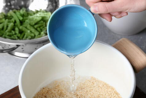 Remoja la quinua en un recipiente y sóbala con las manos para sacar la saponina.    