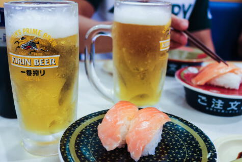 El comensal común en Japón acompaña el sushi con cerveza.    