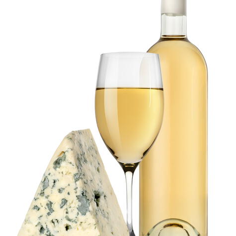 El queso azul con el vino dulce es una combinación por contraste con un lazo difícil de romper.   