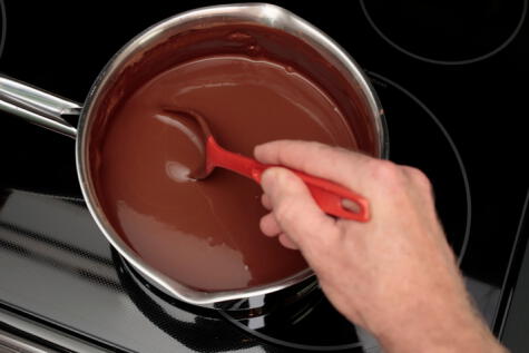 El chocolate se puede reducir hasta que quede como una crema. Incluso en este punto se puede agregar leche caliente.   