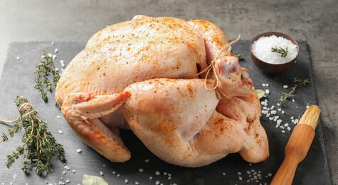 Usa una brocha para bañar el ave con la marinada. Procura que la salsa entre también debajo de la piel y en el interior del pavo.   