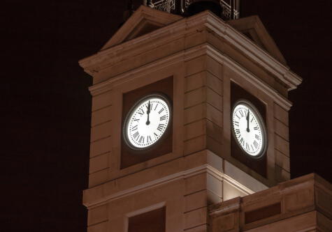 Las 12 de la noche en el reloj de la Puerta del Sol. Una historia con un origen incierto. Las 12 de la noche en el reloj de la Puerta del Sol. Una historia con un origen incierto.
