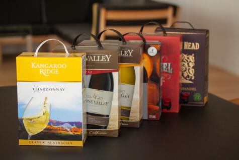 En otros países la oferta de vinos de caja es amplia; hay variedad de cepas y orígenes, y por supuesto, de calidad.   