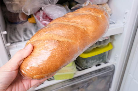 Sea una hogaza, pan de molde o pan francés, congelar pan es muy práctico para evitar que se enfríe.   