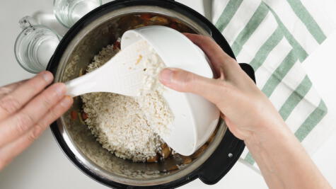 Espera a que el arroz lavado absorba bien el sofrito de ajo para que gane sabor.   