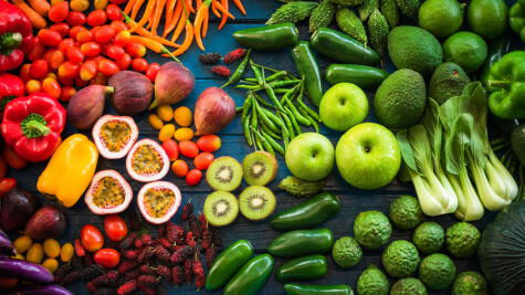 Nada mejor que una alimentación que considere frutas y verduras de muchos colores.   