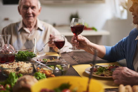 Los polifenoles del vino son antioxidantes: se dice que retardan el envejecimiento. Los polifenoles del vino son antioxidantes: se dice que retardan el envejecimiento.