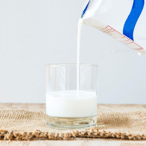 La leche UHT permite a la leche mantenerse sin refrigerar durante meses, antes de abrirse.   