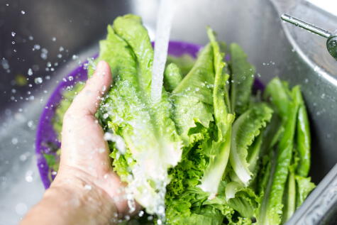 Agua corriente: no se necesita nada más para lavar los vegetales. Agua corriente: no se necesita nada más para lavar los vegetales.
