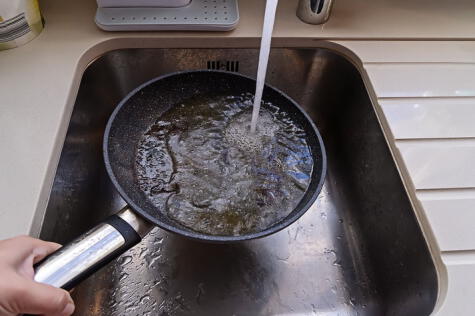 Nunca tires el aceite en el lavadero: contaminas el medio ambiente y puedes atorar tu desagüe.   