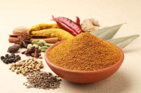 El curry tiene entre sus ingredientes a la nuez moscada.   