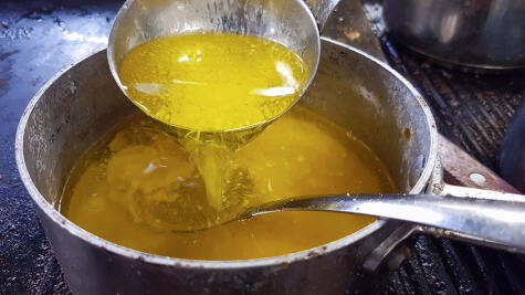Esos elementos sólidos poco a poco irán tomando color hasta aromatizar la grasa de la mantequilla.   