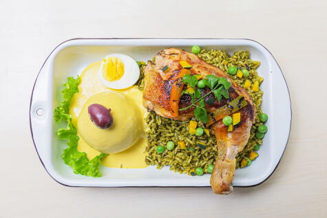 Es el menú más popular entre los limeños: arroz con pollo y papa a la huancaína. Es el menú más popular entre los limeños: arroz con pollo y papa a la huancaína.